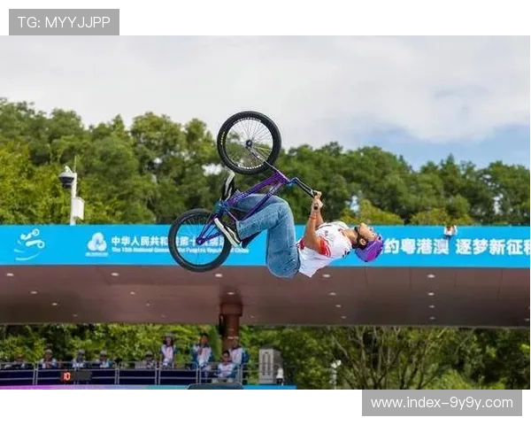 深圳光明赛场：范晓桐听到主场观众欢呼后的兴奋反应