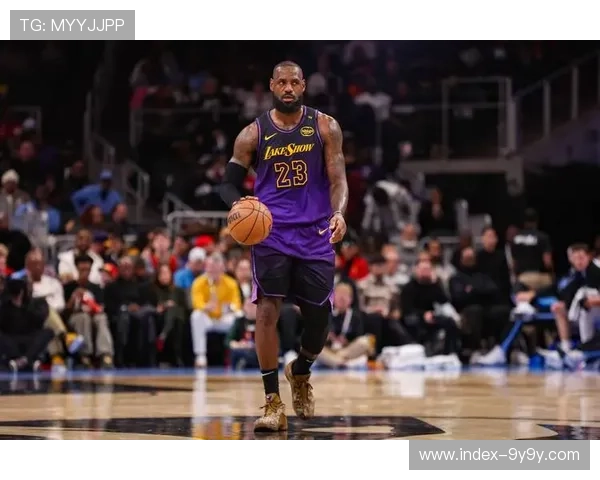 湖人更衣室中场休息，詹姆斯向队友强调防守强度