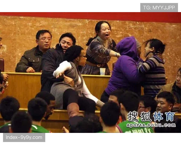 观众席突发医疗事件，比赛中断十分钟后恢复